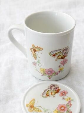 Retro Vintage 80s White Ceramic Butterfly Floral Mug with Lid - White